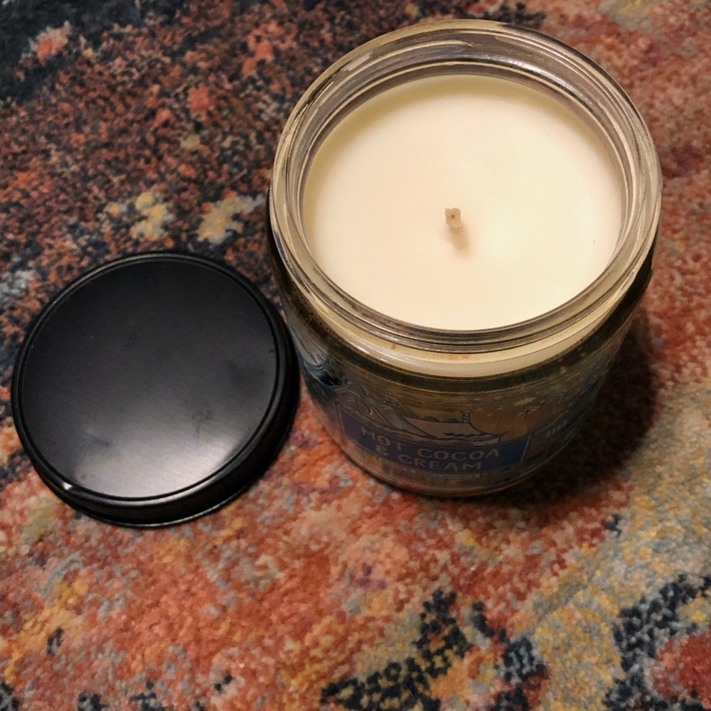 Bath and Body Works Candle - Picture 2 of 3